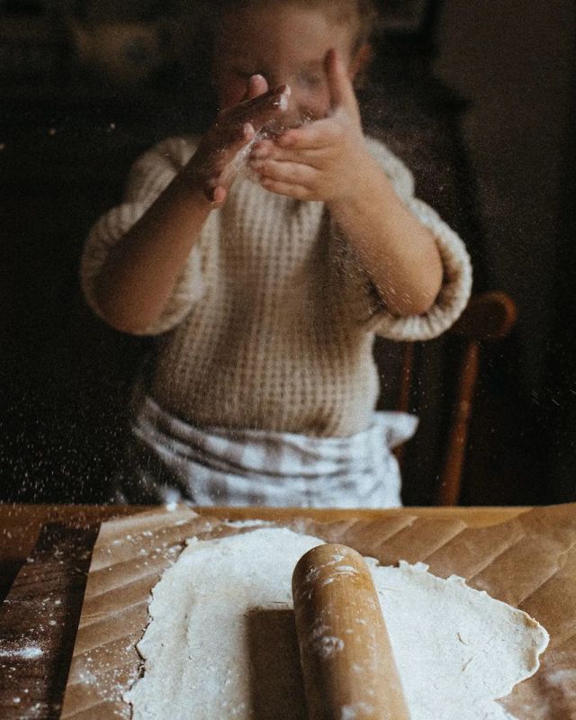 Poussières de bonheur 

[2/100]

#madeleinedeproust
#100daysoflumière2023
#100daysoflumière2023_asw
#douceurdevivre
#childhoodunplugged
#memoirs_of_childhood
#maisondecampagne
#talesofphotography
#childhoodwonders 
#loveourbigkids
#purelyauthenticchildhood
#treasured_childhood
#fleetingtotimeless
#hmhome
#momtogcollective
#photographelifestylebelgique
#simplymothers
#storiesoftheeveryday
#narrateursdevie
#eveninglight
#zarakids
#ourlightwithin
#pastry
