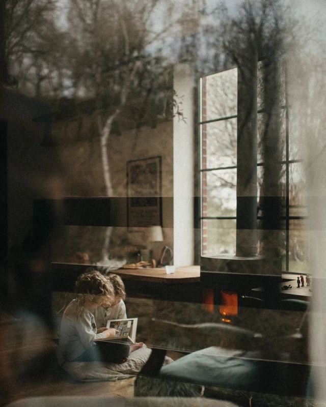 #100daysoflumiere2023 6/100

Après le bain, l'histoire du soir devant le feu qui crépite. Rituel de bonheur

#madeleinedeproust
#100daysoflumière2023
#100daysoflumière2023_asw
#douceurdevivre
#childhoodunplugged
#memoirs_of_childhood
#maisondecampagne
#talesofphotography
#thehairmemoirs
#childhoodwonders 
#loveourbigkids
#purelyauthenticchildhood
#treasured_childhood
#fleetingtotimeless
#momtogcollective
#photographelifestylebelgique
#simplymothers
#storiesoftheeveryday
#narrateursdevie
#heartofhome 
#scandinavianhome
#morninglight
#35mmphotography 
#storiesoftheeveryday 
#lookslikefilmkids
#galleryoflightfeature
#empara