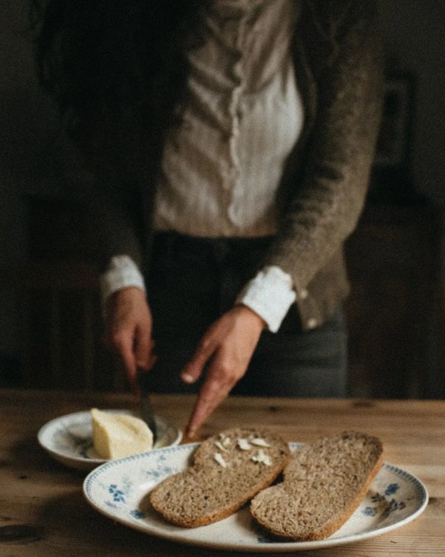Printemps 1991. 
Les vendredis, ma maman vient nous rechercher à l'école, à l'heure du goûter. 
On rentre à la maison toutes les trois et on s'installe dans la salle à manger. Marion s'assied toujours devant le vaisselier et moi je regarde ma maman; ses mains fines et délicates nous préparent des tartines au beurre salé, servies avec un morceau de chocolat. 

Et ce midi, j'ai refait pareil.

7/100 #100daysoflumiere2023

#madeleinedeproust
#100daysoflumière2023
#100daysoflumière2023_asw
#douceurdevivre
#maisondecampagne
#talesofphotography
#thehairmemoirs
#fleetingtotimeless
#momtogcollective
#phlockself
#photographelifestylebelgique
#simplymothers
#storiesoftheeveryday
#narrateursdevie
#tracesofme
#sunlightphotography
#selfportrait 
#lookslikefilm 
#underfleuron 
#35mmphotography